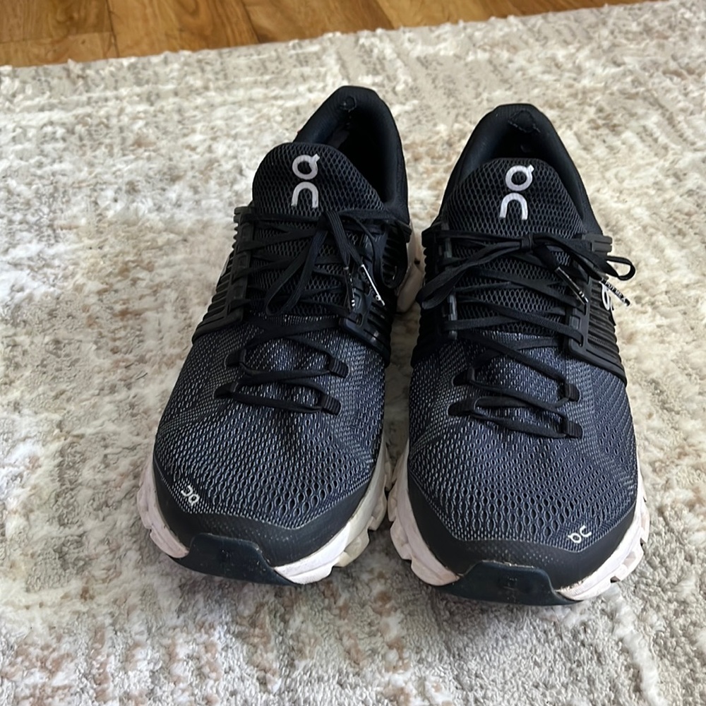 Women’s oncloud black sneakers